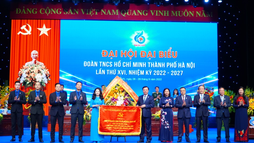 Các đồng chí lãnh đạo thành phố Hà Nội trao bức trướng