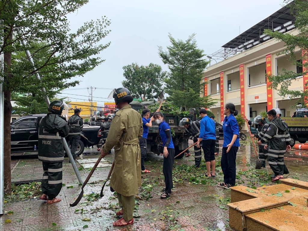 Đoàn phường Hòa Khánh Nam (quận Liên Chiểu) phối hợp với lực lượng vũ trang ra quân dọn dẹp trường học 