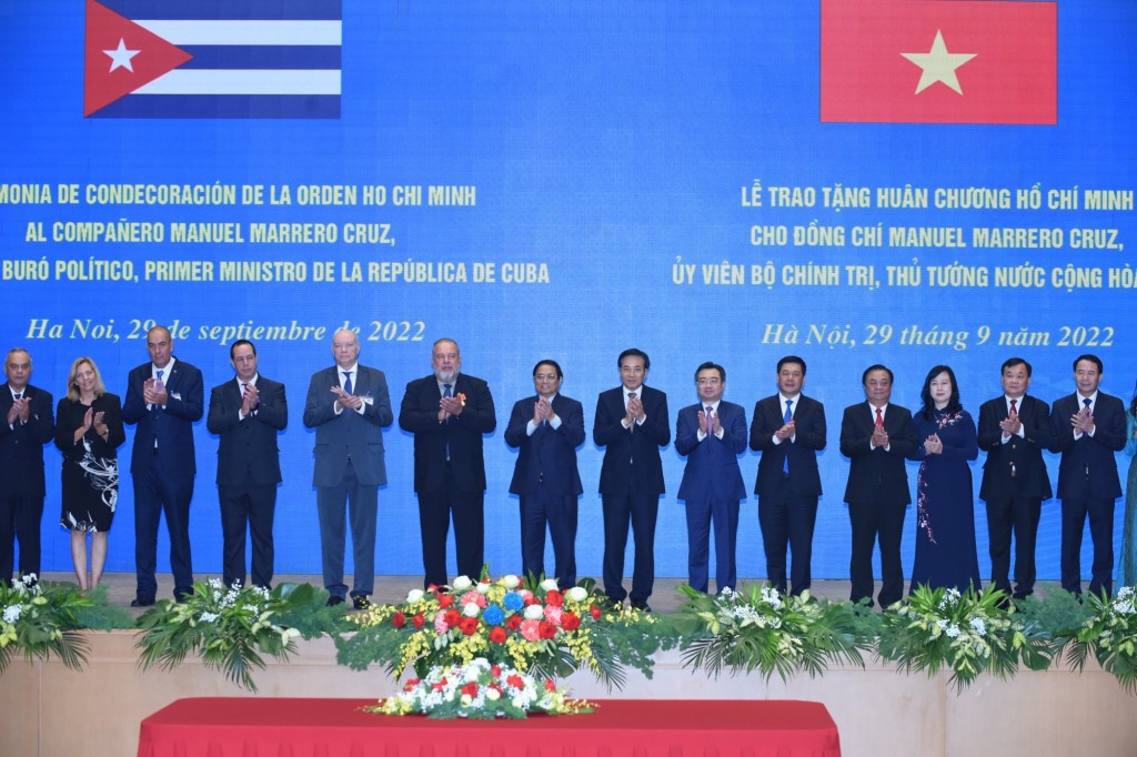 Các đại biểu chúc mứng Thủ tướng Cuba Manuel Marrero Cruz tại lễ trao tặng Huân chương Hồ Chí Minh cao quý của Nhà nước Việt Nam - Ảnh: VGP/Nhật Bắc