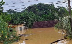 Nghệ An: Nhiều xóm làng ngập chìm trong nước