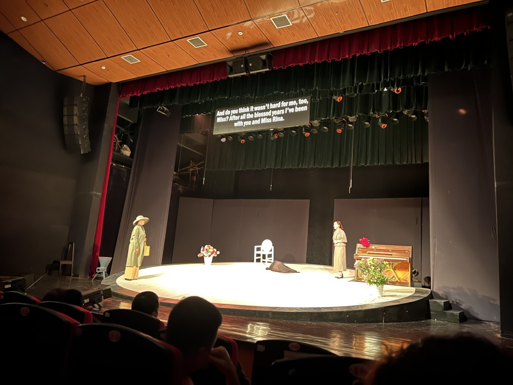 Sân khấu được dàn dựng mới lạ, độc đáo và có phụ đề tiếng Anh được biên tập kĩ lưỡng