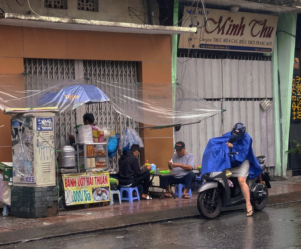 Dẫu mưa gió, họ vẫn có gắng buôn gánh bán bưng kiếm từng đồng sống lai rai