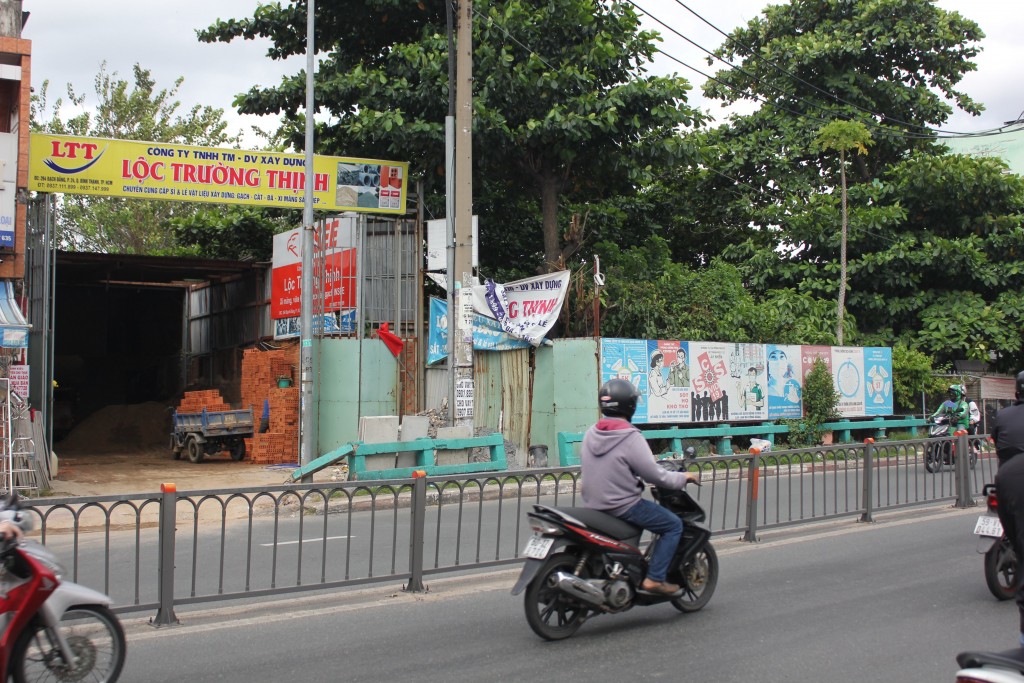 Tại các trục đường lớn như Bạch Đằng, việc lấn chiếm còn diễn ra công khai. Thậm chí một doanh nghiệp ở đây còn đập thành cầu để làm lối đi