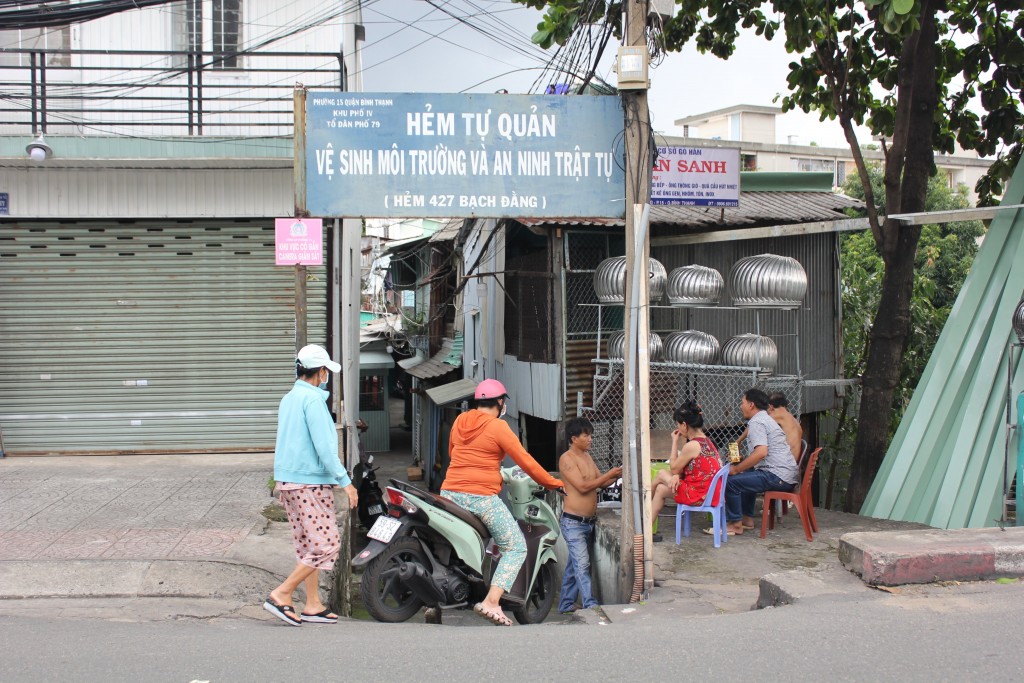 Một con hẻm tồn tại lâu nay trên phần đất lấn chiếm rạch Xuyên Tâm, đoạn đường Bạch Đằng, Phường 15, quận Bình Thạnh