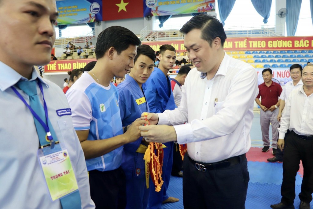 Ông Cao Văn Chóng - Phó Giám đốc Sở Văn hóa, Thể thao và Du lịch tỉnh- Trưởng Ban Tổ chức giải tặng cờ lưu niệm cho các đội tham dự giải