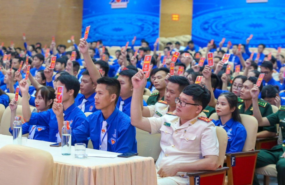 Các đại biểu biểu quyết bầu Đoàn Chủ tịch, Đoàn Thư ký và Ban Thẩm tra tư cách đại biểu của Đại hội. Ảnh: Thanh Quỳnh Các đại biểu biểu quyết bầu Đoàn Chủ tịch, Đoàn Thư ký và Ban Thẩm tra tư cách đại biểu của Đại hội. Ảnh: Thanh Quỳnh