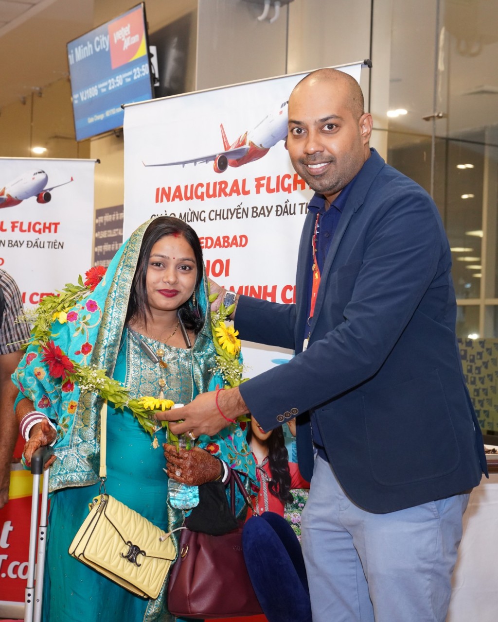 Đại diện Vietjet tặng hoa và chào đón hành khách trên chuyến bay đầu tiên từ Ahmedabad đến TP.HCM