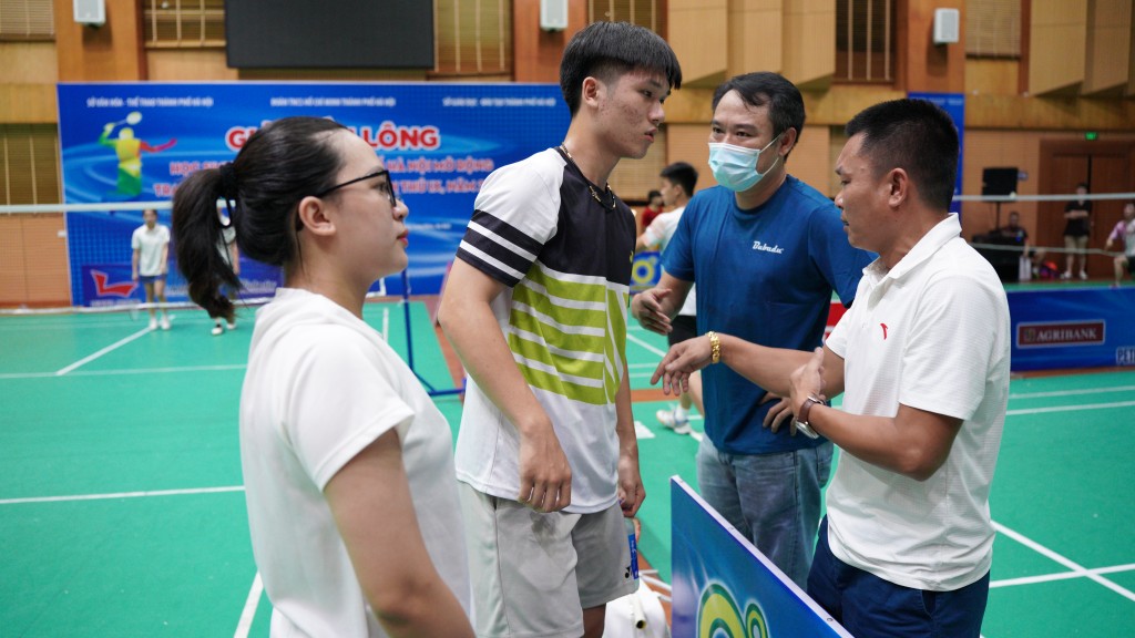 Ban huấn luyện của các đội trao đổi chiến thuật với vận động viên Ban huấn luyện của các đội trao đổi chiến thuật với vận động viên