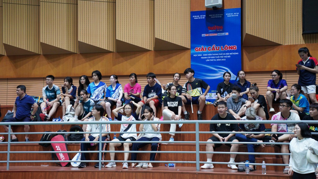Dù đã tối muộn nhưng rất đông khán giả nán lại để cổ vũ cho các đội tham gia Dù đã tối muộn nhưng rất đông khán giả nán lại để cổ vũ cho các đội tham gia