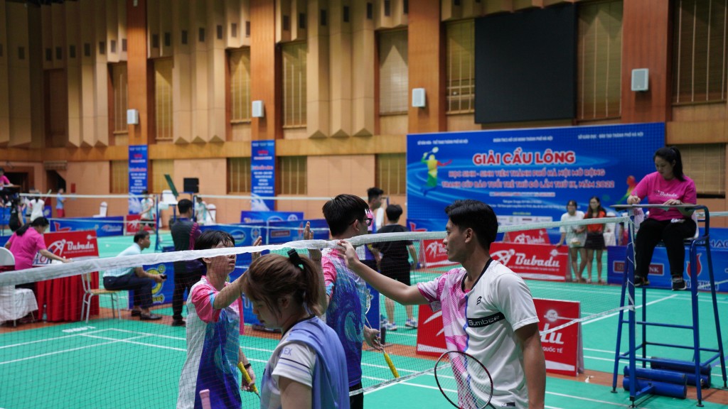 Những cái bắt tay thể hiện tinh thần thi đấu fair play Những cái bắt tay thể hiện tinh thần thi đấu fair play
