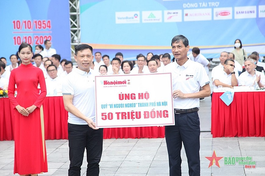 Ban tổ chức trao 50 triệu đồng tặng “Quỹ Vì người nghèo TP Hà Nội”.