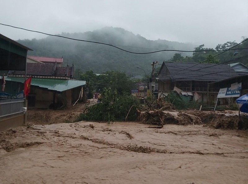 Nước lũ tiếp tục cuốn trôi đường sá nhà cửa ở bản Sơn Hà, xã Tà Cạ.