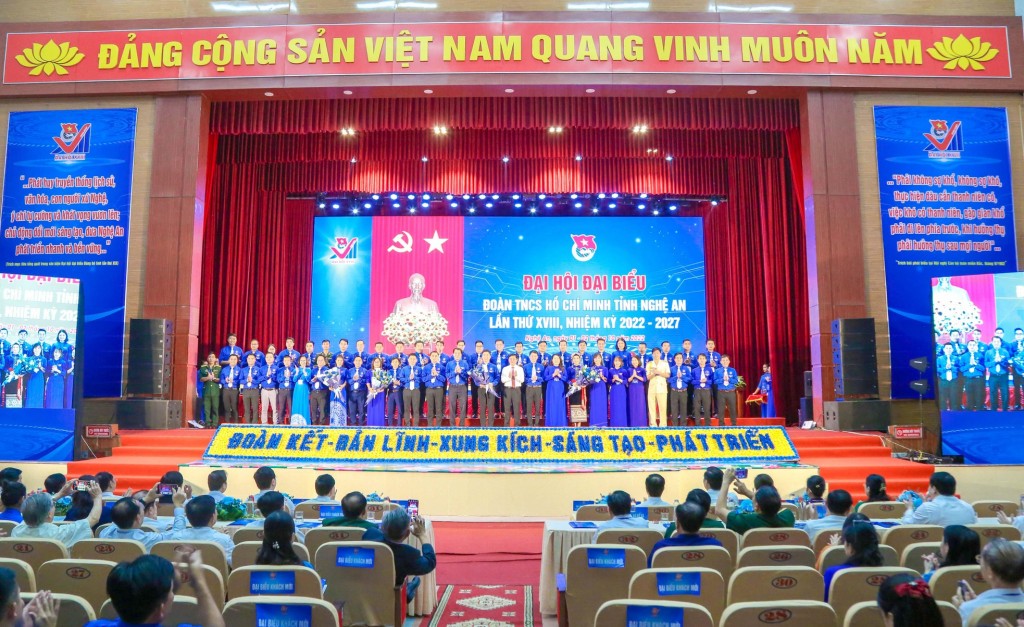 Bí thư Tỉnh ủy Nghệ An Thái Thanh Quý và Bí thư Trung ương Đoàn Ngô Văn Cương tặng hoa chúc mừng Ban Chấp hành Tỉnh đoàn khóa XVIII, nhiệm kỳ 2022 - 2027 ra mắt nhận nhiệm vụ. Ảnh: Đình Tuyên