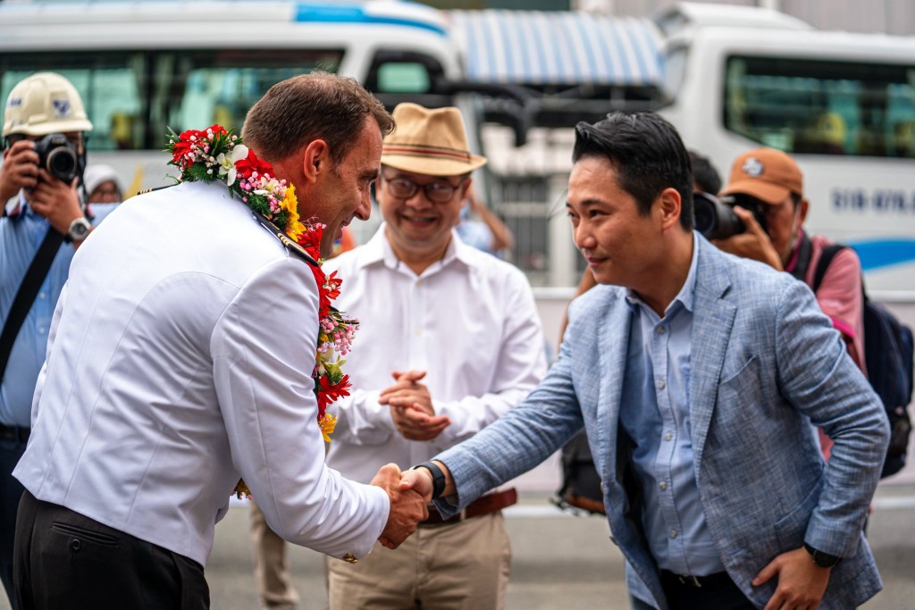 Ông Lê Trường Hiền Hòa, Phó Giám đốc Sở Du lịch TP Hồ Chí Minh thể hiện sự thân thiện khi bắt tay thuyền trưởng của du thuyền Le Lapérouse