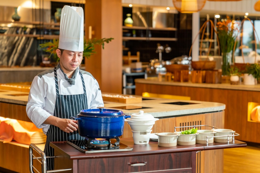 Món miến cua gây thương nhớ và nghệ thuật “comfort food” tại Premier Village Ha Long Bay Resort