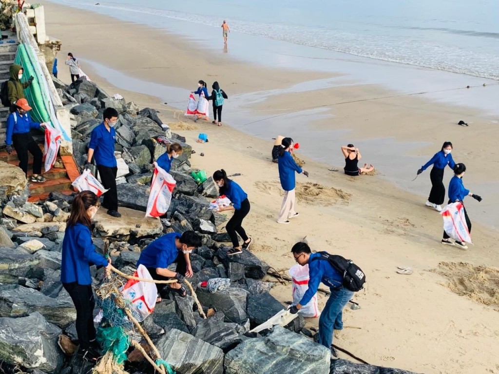 Các đoàn viên, thanh niên tích cực thu gom rác, cành cây, trôi dạt vào bãi biển Đà Nẵng 