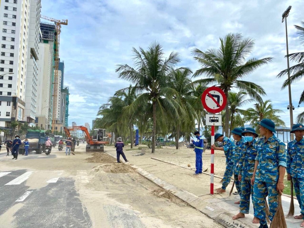 Đoàn viên thuộc lực lượng vũ trang tham gia thu gom rác Đoàn viên thuộc lực lượng vũ trang tham gia thu gom rác