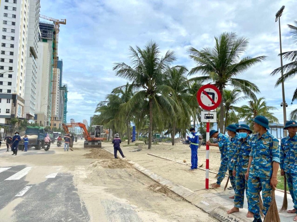 Đoàn viên thuộc lực lượng vũ trang tham gia thu gom rác