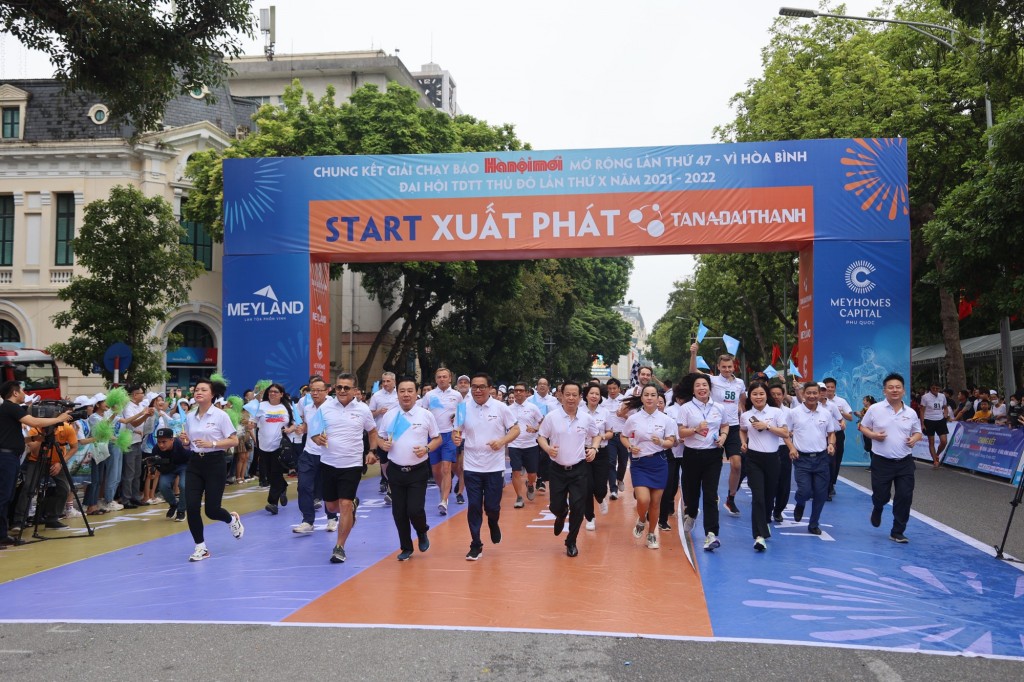 Lãnh đạo thành phố Hà Nội cùng các vị khách mời là những runner đầu tiên chạy mở màn cho giải chạy báo Hànộimới - Vì hòa bình lần thứ 47 năm 2022