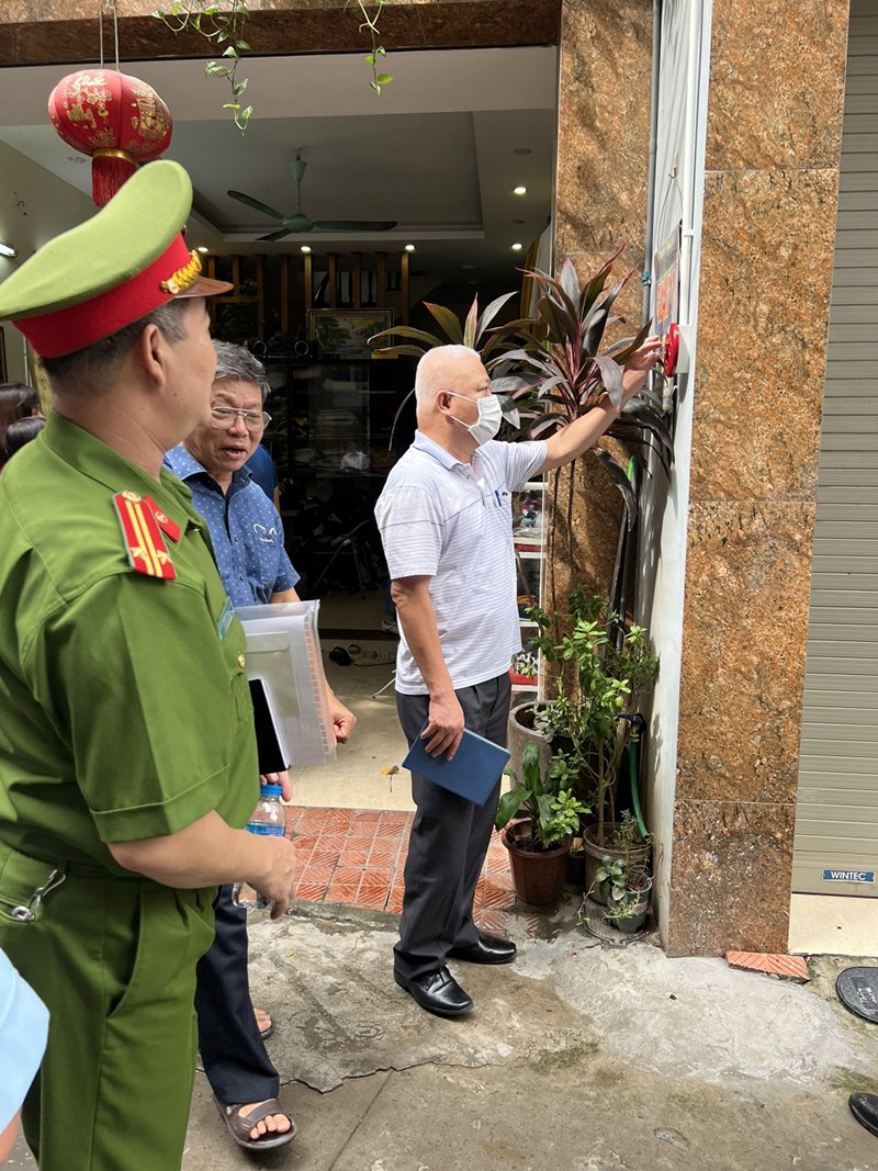 Người dân thử nghiệm nút ấn báo cháy tại mô hình “tổ liên gia an toàn PCCC”