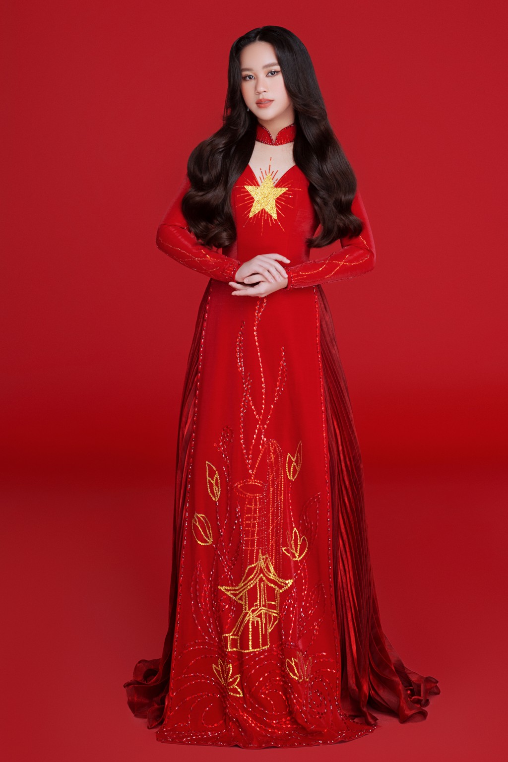 Bella Vũ hóa cô gái Thái Lan trong trang phục của NTK Nguyễn Minh Tuấn