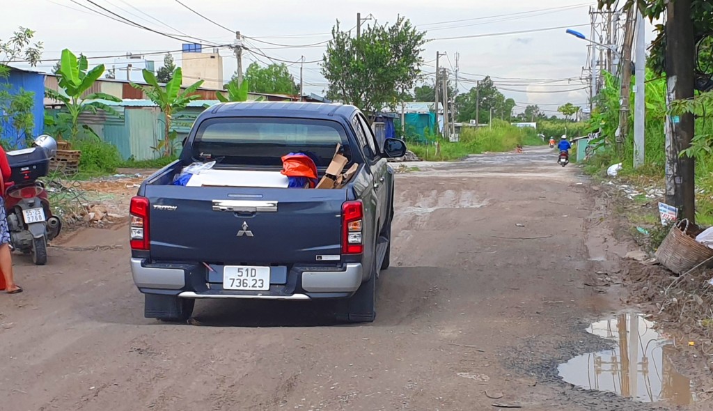 dường Bưng Ông Thoàn càng vào trong ổ càng lớn, chiếc xe bán tải còn vất vả khó khăn di chuyển