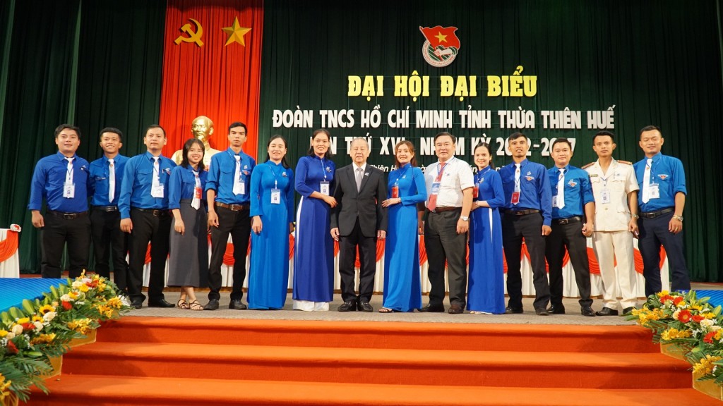 Phó Bí thư Thường trực Tỉnh ủy Thừa Thiên - Huế Phan Ngọc Thọ cùng cán bộ Đoàn tỉnh Thừa Thiên - Huế