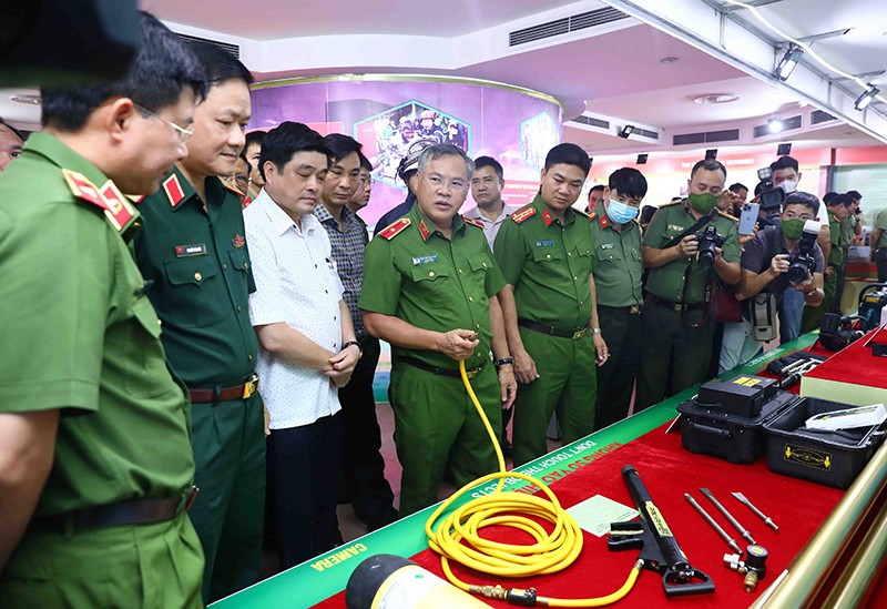 Các đồng chí lãnh đạo Bộ Công an, Công an TP Hà Nội tham quan triển lãm “Hành trang đương đầu giặc lửa”