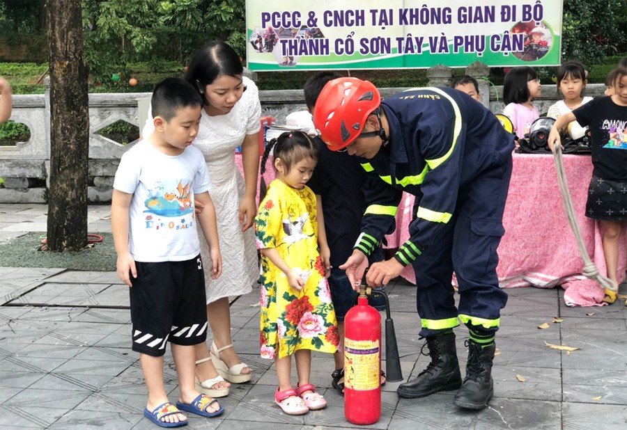 Hướng dẫn phụ huynh, học sinh cách sử dụng bình chữa cháy