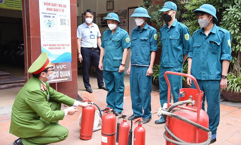 Tập huấn công tác phòng cháy, chữa cháy cho lực lượng dân quân phường Yên Phụ (quận Tây Hồ).