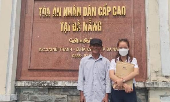 Ông Võ Vĩnh (trái) tại TAND cấp cao tại Đà Nẵng