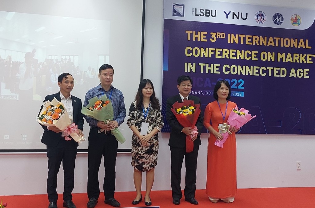Đại diện trường Đại học Kinh tế - Đại học Đà Nẵng tặng hoa cho các đơn vị tổ chức