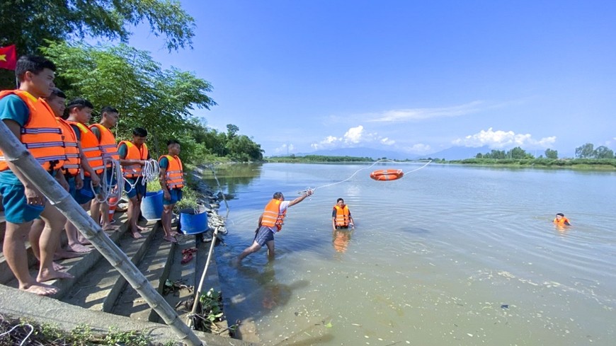 Dân quân thường trực xã Hòa Châu (Hòa Vang, Đà Nẵng) huấn luyện cứu đuối trên sông. Ảnh: Phan Định