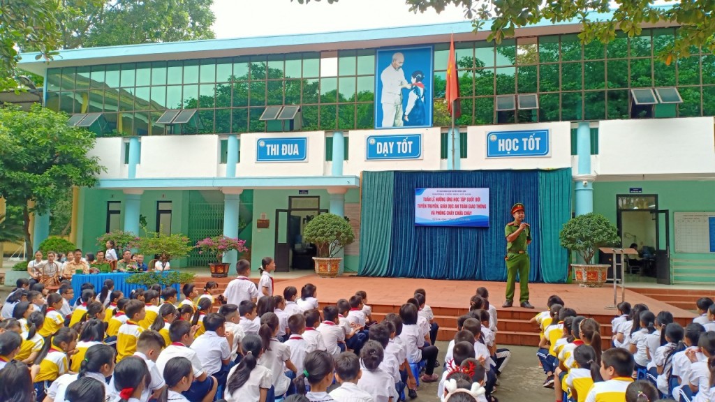 Các em học sinh hào hứng tiếp nhận những kiến thức về an toàn giao thông và kỹ năng phòng, chống cháy nổ