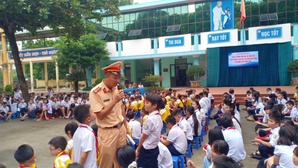 Nhiều kỹ năng tham gia giao thông an toàn được đồng chí Lê Huy Toán giới thiệu tới các em học sinh