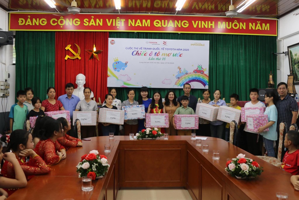 Ban tổ chức cuộc thi tặng quà cho 17 nhà tại Làng trẻ em SOS năm 2020