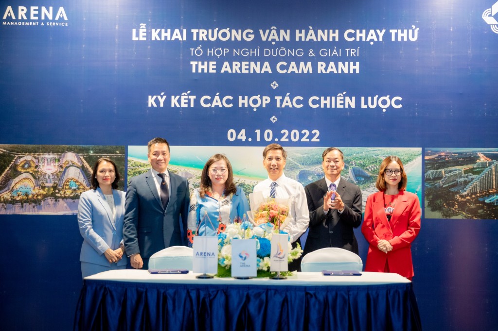 Lãnh đạo các đơn vị chụp ảnh lưu niệm sau lễ ký kết hợp tác