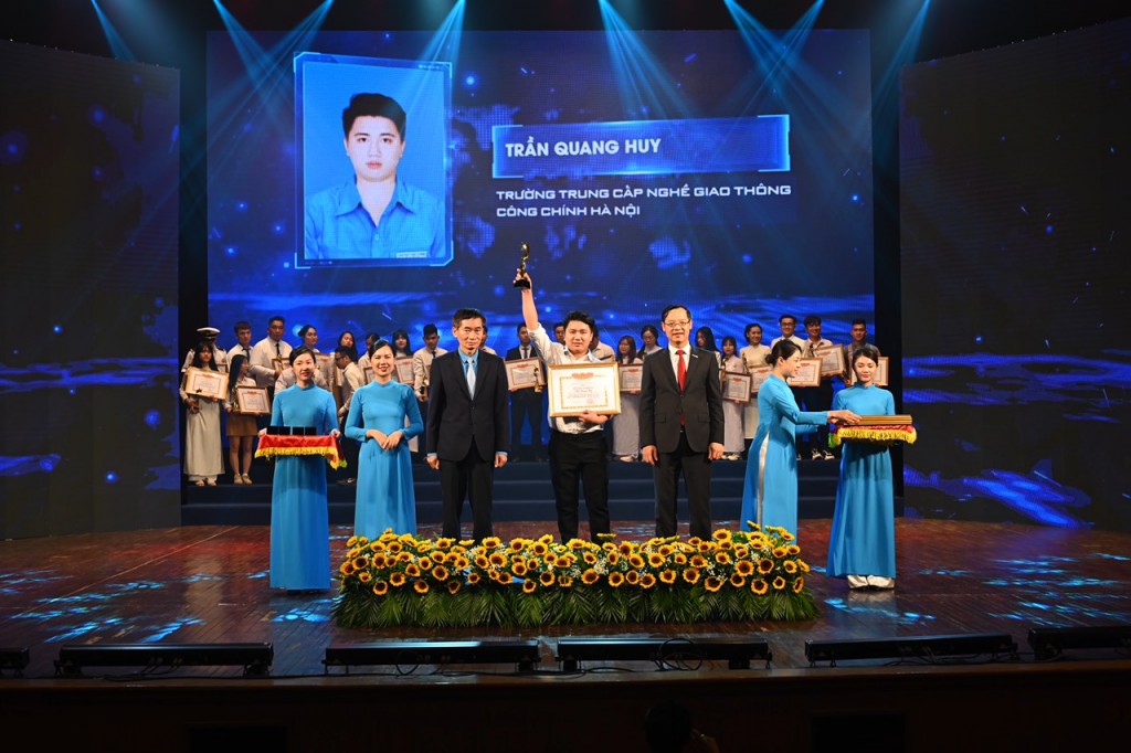 Sinh viên tiêu biểu tại Trường Trung cấp nghề giao thông Công chính Hà Nội được tôn vinh là một trong những sinh viên tiêu biểu.
