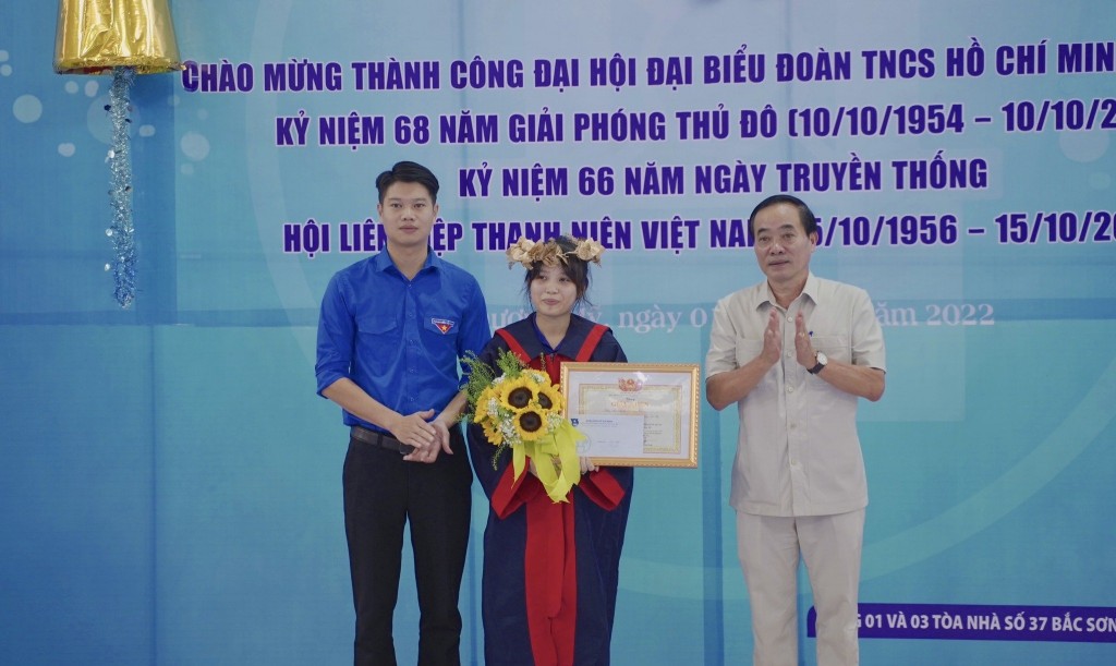Bạn Đinh Hương Trà đến từ Đoàn trường Cao đẳng Cộng đồng Hà Tây giành giải nhất tại Hội thi