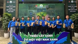 Trồng cây bảo vệ rừng, thân thiện với thiên nhiên "Vì một Việt Nam xanh"