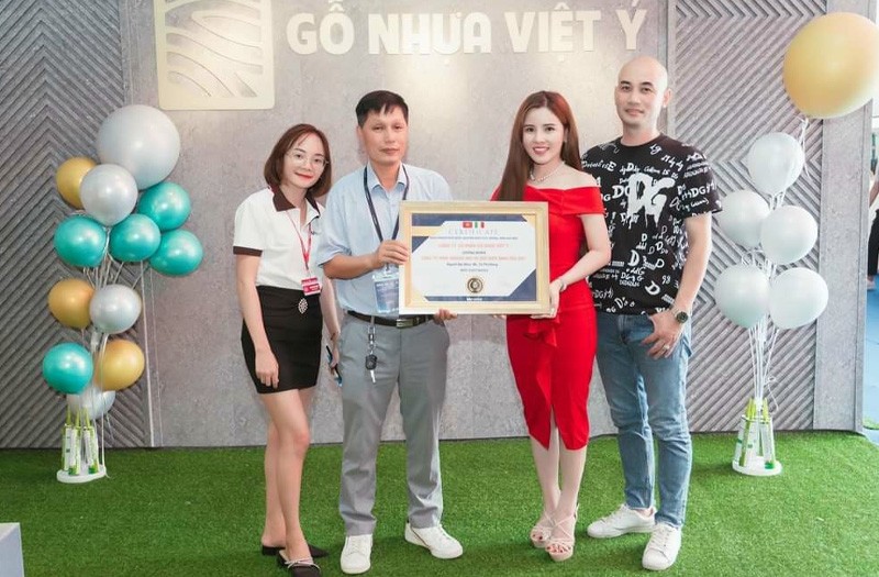 Đại diện công ty Gỗ nhựa Việt Ý trao giấy chứng nhận nhà phân phối tại Đông Anh, Hà Nội 