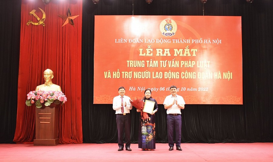 Đại diện Lãnh đạo Tổng LĐLĐ Việt Nam và Ban Tổ chức Thành ủy Hà Nội trao Quyết định thành lập Trung tâm Tư vấn pháp luật và Hỗ trợ người lao động Công đoàn Hà Nội.