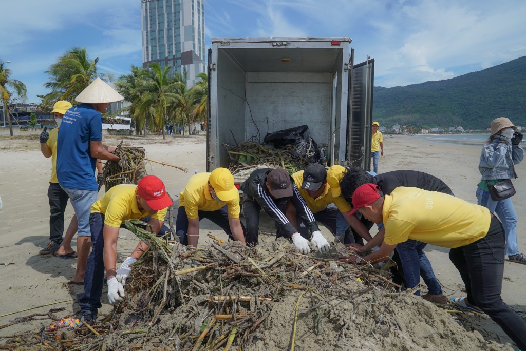 Biển Đà Nẵng “sạch” thần tốc sau bão - bài học từ sự chung tay của chính quyền, doanh nghiệp, người dân