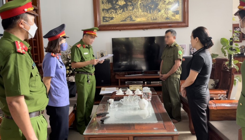 Cơ quan CSĐT Công an huyện Quỳ Hợp tống đạt Quyết định khởi tố bị can đối với Hoàng Thị Hương Thảo