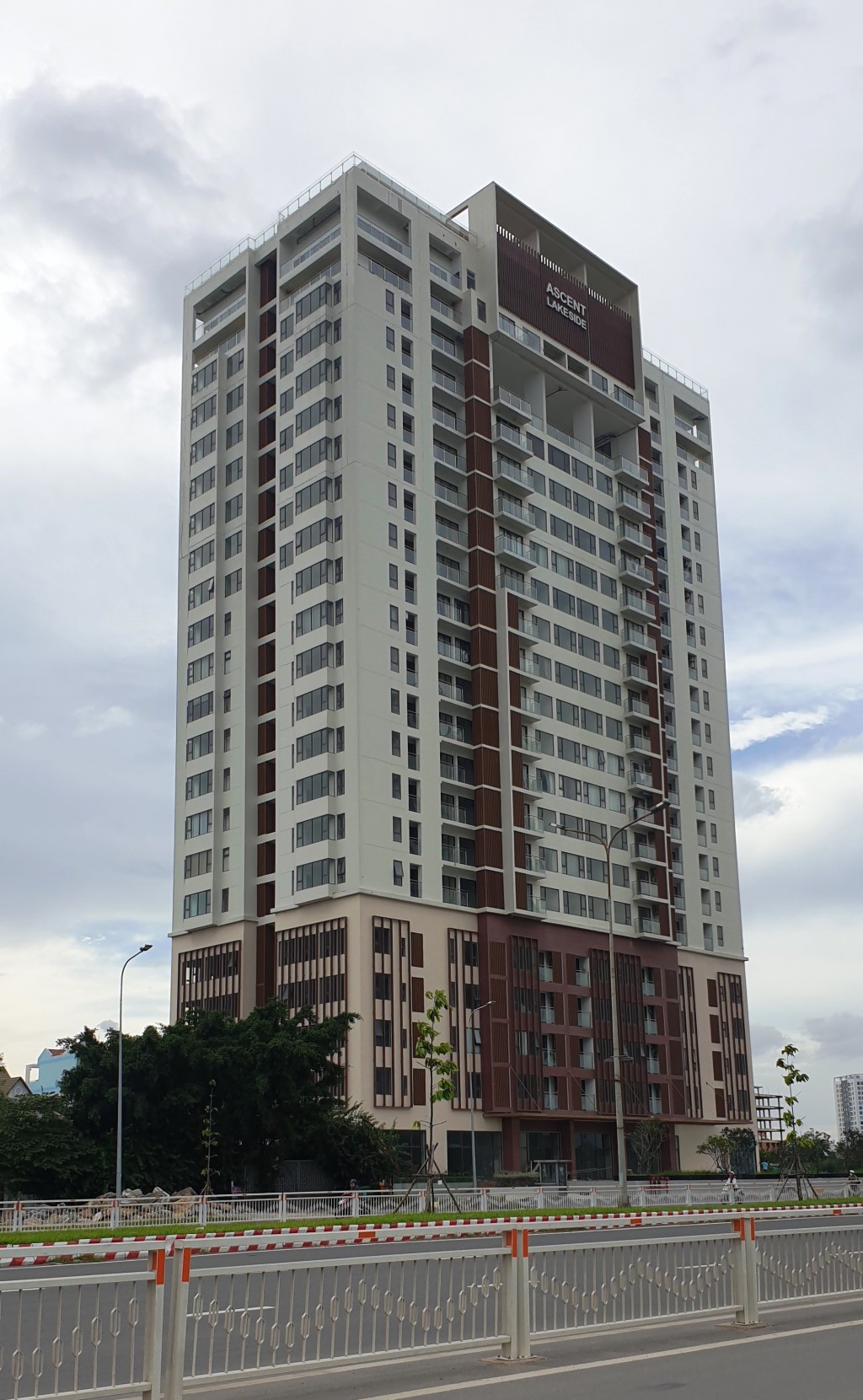 Cao ốc thương mại, dịch vụ và căn hộ Lakeside Tower 
