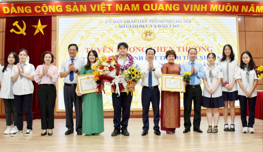 Lãnh đạo Sở Giáo dục và Đào tạo Hà Nội chúc mừng thành tích của thầy, trò Trường Trung học phổ thông chuyên Hà Nội - Amsterdam.