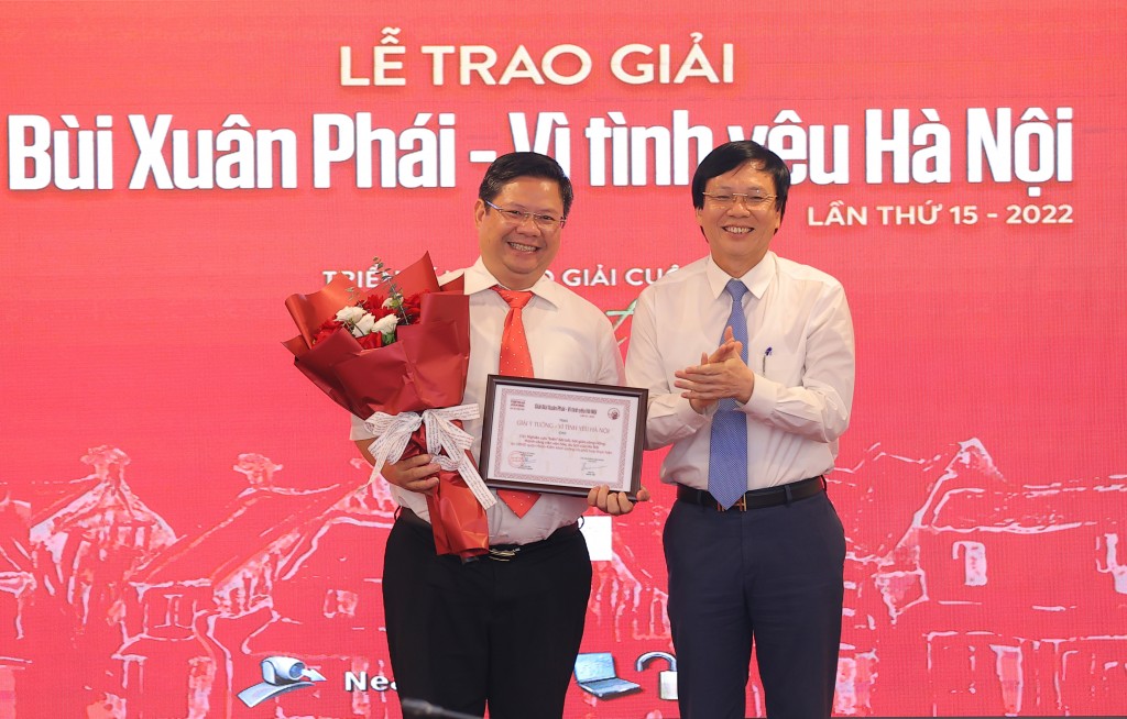 Nhà báo Hồ Quang Lợi trao Giải Ý tưởng - Vì tình yêu Hà Nội