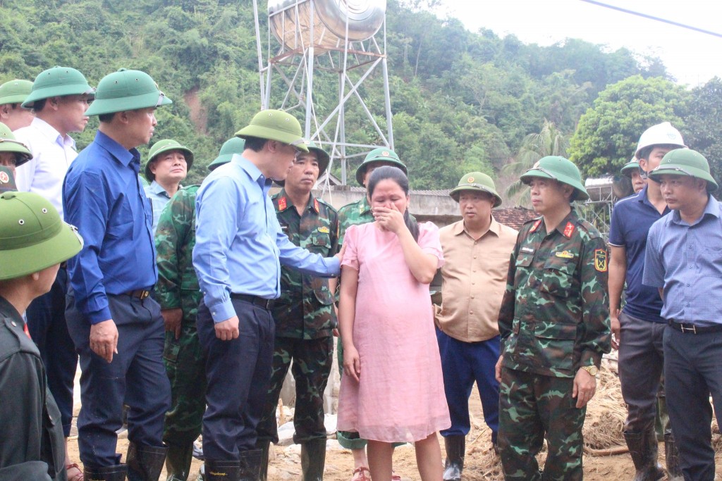 Chủ tịch UBND tỉnh Nghệ An động viên người dân bị thiệt hại sau trận lũ quét, lũ ống ở huyện Kỳ Sơn.