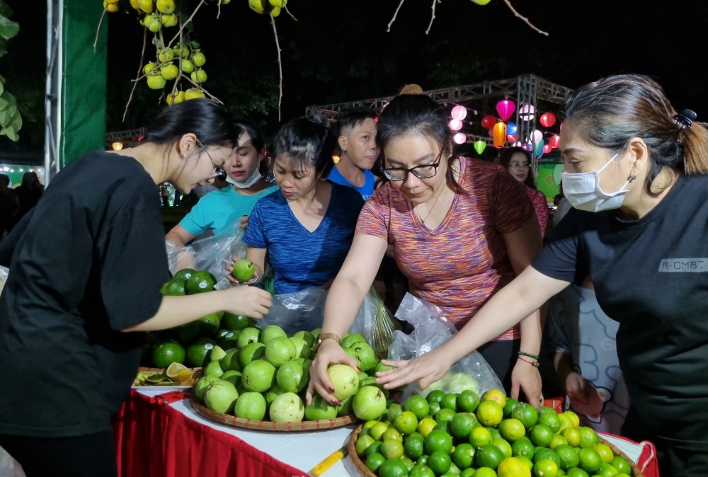 Người tiêu dùng trải nghiệm Lễ hội trái cây Hà Nội 2022