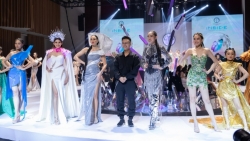 Hai hoa hậu quốc tế trình diễn trong show thời trang của NTK Nguyễn Minh Tuấn